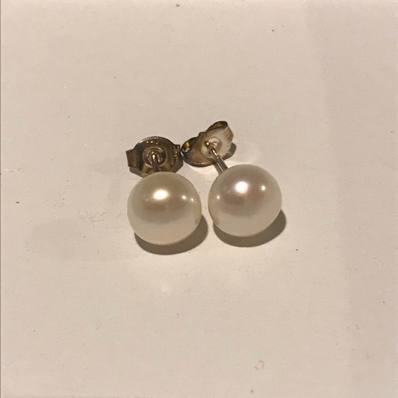 Jewelry - ✨HP✨8mm Freshwater Pearl Earrings NWOT